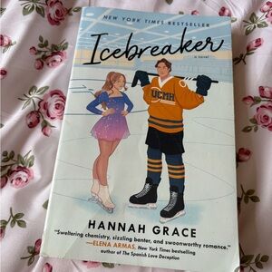 2/25$🍓⭐️ Icebreaker Novel by Hannah Grace